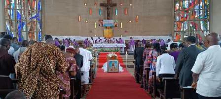 BOUAKE : Mgr Ahouanan repose désormais à l’ombre de la Cathédrale Sainte-Thérèse-de-l ‘Enfant-Jésus