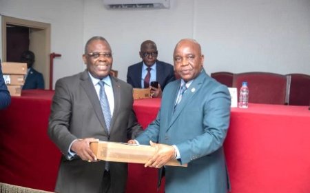 Cour de cassation : le président Yua Koffi remet des équipements informatiques aux magistrats