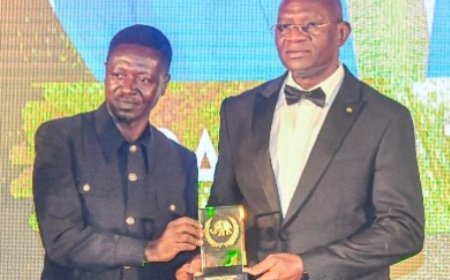 25ÈME EDITION DES EBONY : LE MEILLEUR JOURNALISTE SPORTIF REÇOIT SON PRIX DES MAINS DU MINISTRE DÉLÉGUÉ ADJÉ SILAS METCH