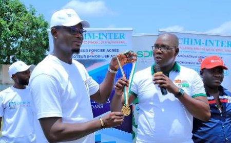 Une nouvelle ère pour le tournoi de la confraternité : Une médaille d’honneur décernée à Yamoussa Coulibaly par l’UNJCI