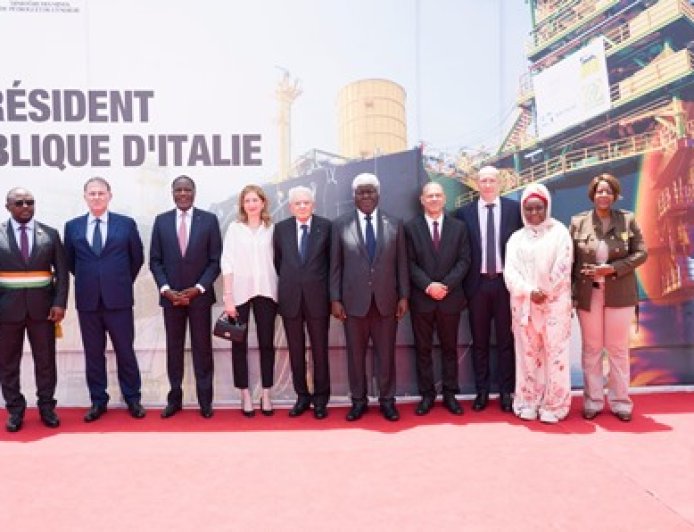 Le Président italien Sergio Mattarella visite en compagnie du Premier Ministre ivoirien le champ Baleine