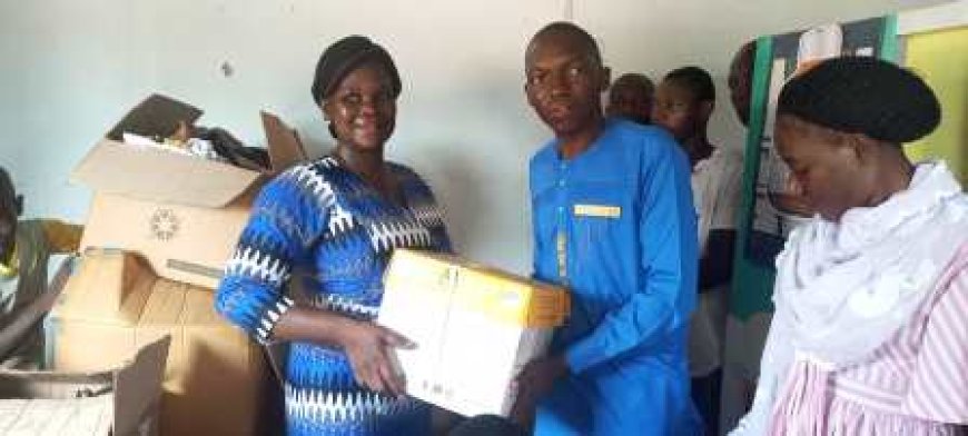 Bouaké : L'ONG "La Grâce Divine" soutient la jeunesse de Broukro avec des dons