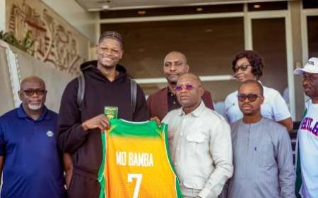 BASKET-BALL : MO BAMBA REÇOIT SON PASSEPORT IVOIRIEN DES MAINS DU MINISTRE DÉLÉGUÉ AUX SPORTS ET AU CADRE DE VIE, ADJE SILAS METCH.