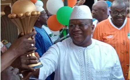 Korhogo : Le trophée de la C A N   à été  présenté au Ministre  Amadou Coulibaly