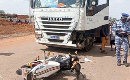 SINEMATIALI : Accident de circulation, un motocycliste heurte un gros camion