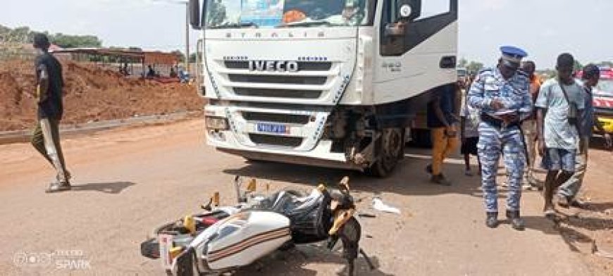 SINEMATIALI : Accident de circulation, un motocycliste heurte un gros camion