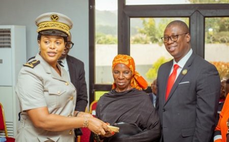 Man /  Fond d'appuis aux femmes de la commune : Le maire de la commune honore un engament de campagne