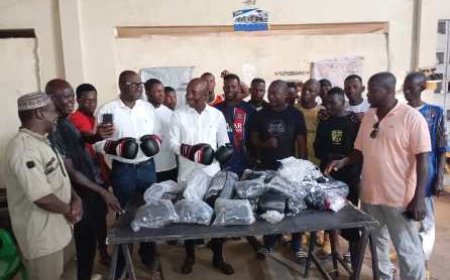 Bouaké : Un promoteur de boxe fait don de plusieurs matériels de combat aux clubs amateurs