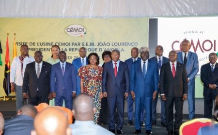En visite à l'usine CEMOI à Yopougon : le Président angolais, João Lourenço, salue le processus de transformation locale du cacao