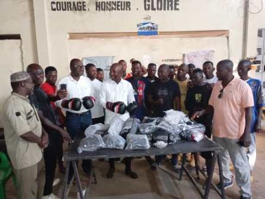 Bouaké : Un promoteur de boxe fait don de plusieurs matériels de combat aux clubs amateurs