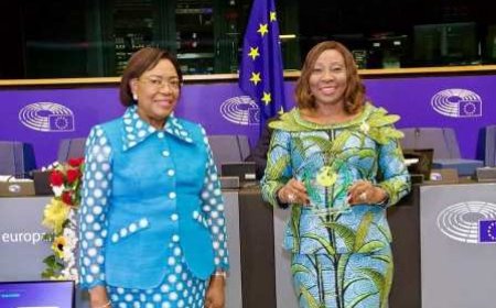 Forum universel du leadership féminin : Kandia Camara reçoit le prix spécial