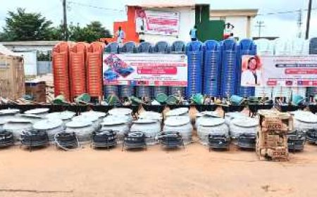 Guémon: Adama Toungara et Dominique Ouattara offrent de la logistique aux populations