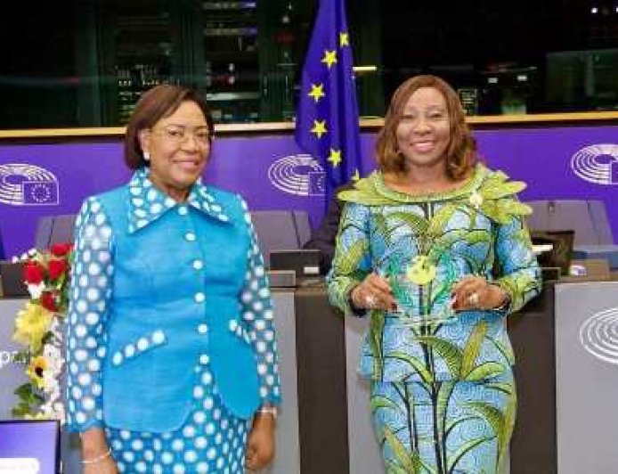 Forum universel du leadership féminin : Kandia Camara reçoit le prix spécial