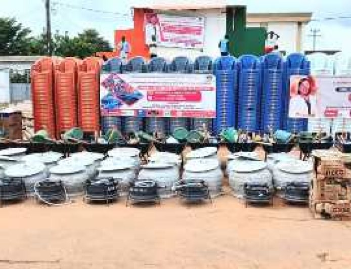 Guémon: Adama Toungara et Dominique Ouattara offrent de la logistique aux populations