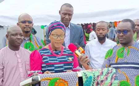 ANYAMA MAIRIE/ FÊTE DES MÈRES ET DES PÈRES : Fatim BAMBA << gâte >> les Mamans et les Papas de la Mairie