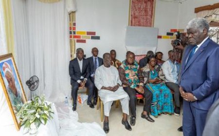 Le Premier Ministre Robert Beugré Mambé apporte le réconfort de l'Etat à la famille de la deuxième défunte de l'accident au Ghana