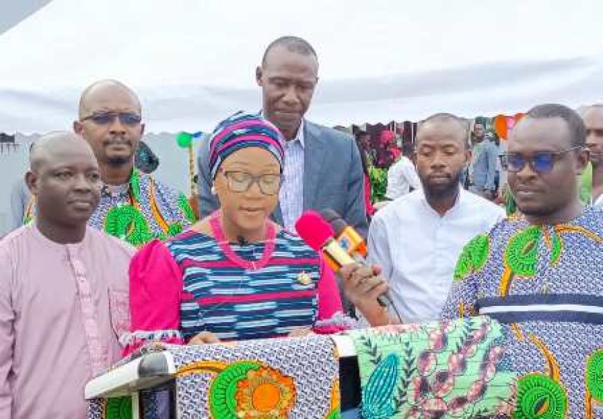 ANYAMA MAIRIE/ FÊTE DES MÈRES ET DES PÈRES : Fatim BAMBA << gâte >> les Mamans et les Papas de la Mairie