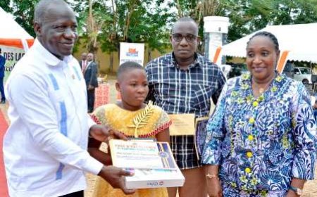 Distinction en milieu scolaire dans le District autonome des Lacs : Dr Raymonde Goudou Coffie récompense les majors des examens