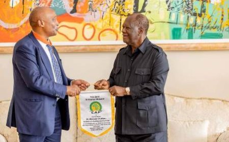 LE CHEF DE L’ÉTAT SEM ALASSANE OUATTARA REÇOIT LE PRÉSIDENT PATRICE MOTSEPE AVANT L'OUVERTURE DU SYMPOSIUM DE LA CAF.