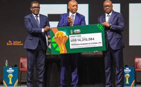 Le président Ouattara a reçu Dr Patrice Motsepe, le Président de la CAF  et l’a élevé au rang de Commandeur de l’Ordre du Mérite