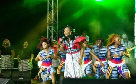 Concert Man In Seh Boh : Roselyne Layo enflamme le stade Léon Robert de Man avec un concert mémorable