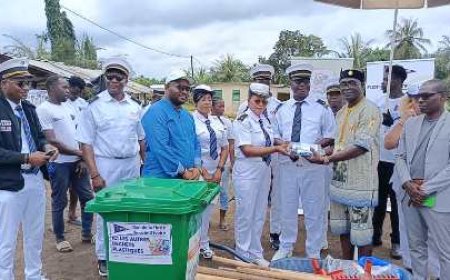 Lutte contre la pollution plastique : La Flotte  Rotarienne de la Côte d'Ivoire offre du matériel d'assainissement au village d'Aghien Télégraphe