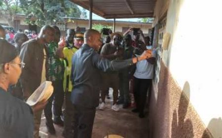 La fédération ivoirienne  side by side véhicule offre plusieurs pots de peintures a l'école primaire de N'dakro 1