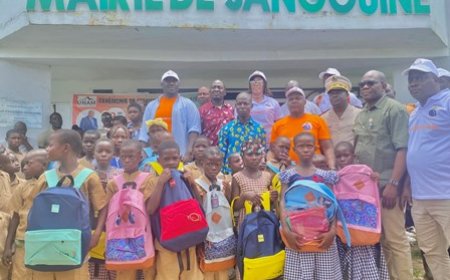 Sangouiné : Le vice-président Momo Bamba réalise le vœu de scolarisation de 500 enfants démunis et soutient les veuves.