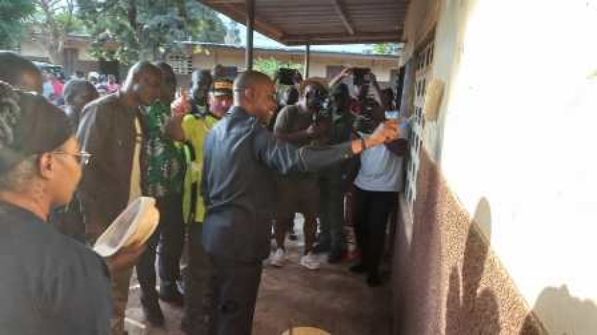 La fédération ivoirienne  side by side véhicule offre plusieurs pots de peintures a l'école primaire de N'dakro 1