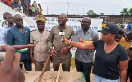 LE MINISTRE ADJÉ SILAS METCH  LANCE  LES TRAVAUX  DE RÉHABILITATION DU STADE HENRI KONAN BÉDIÉ DE GRAND-LAHOU