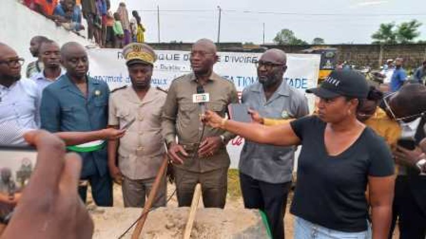 LE MINISTRE ADJÉ SILAS METCH  LANCE  LES TRAVAUX  DE RÉHABILITATION DU STADE HENRI KONAN BÉDIÉ DE GRAND-LAHOU