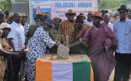 DABOU : LE PRÉSIDENT DE LA RÉPUBLIQUE ALASSANE OUATTARA OFFRE UNE AMBULANCE MÉDICALISÉE ET UN  COMPLEXE  SPORTIF à AKRADIO et VIEIL AKLOJ