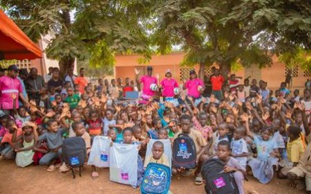 Les Warriors de la Charité offrent des kits scolaires et des cadeaux de Noël aux enfants de Kimoukro