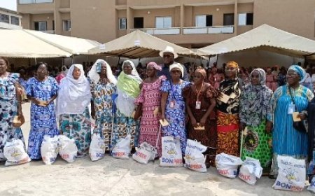 Distribution de kits alimentaires à 4 000 veuves d’Attécoubé : Le ministre Danho Paulin reconnaissant aux femmes