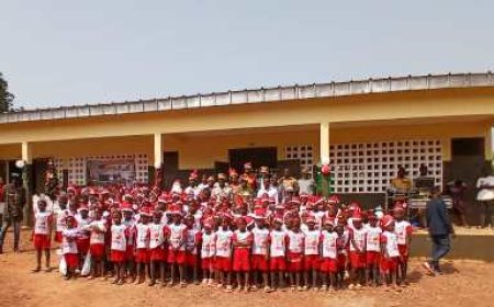 LE PÈRE NOËL VISITE LES ENFANTS DE DJANGOMENOU