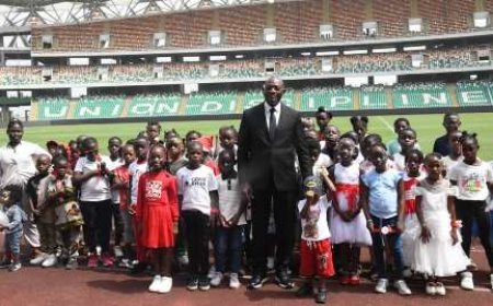 NOËL DES CHAMPIONS 2024 : LE MINISTRE ADJE SILAS METCH CÉLÈBRE NOËL AVEC LES TOUT-PETITS AU STADE ALASSANE OUATTARA D’EBIMPE