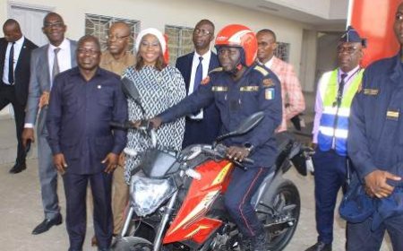 Abobo : Kandia Camara soutient les pompiers avec de nouveaux équipements