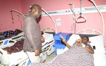 Réveillon de Noël : Le ministre Pierre Dimba visite plusieurs établissements hospitaliers à Abidjan