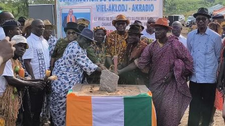 DABOU : LE PRÉSIDENT DE LA RÉPUBLIQUE ALASSANE OUATTARA OFFRE UNE AMBULANCE MÉDICALISÉE ET UN  COMPLEXE  SPORTIF à AKRADIO et VIEIL AKLOJ