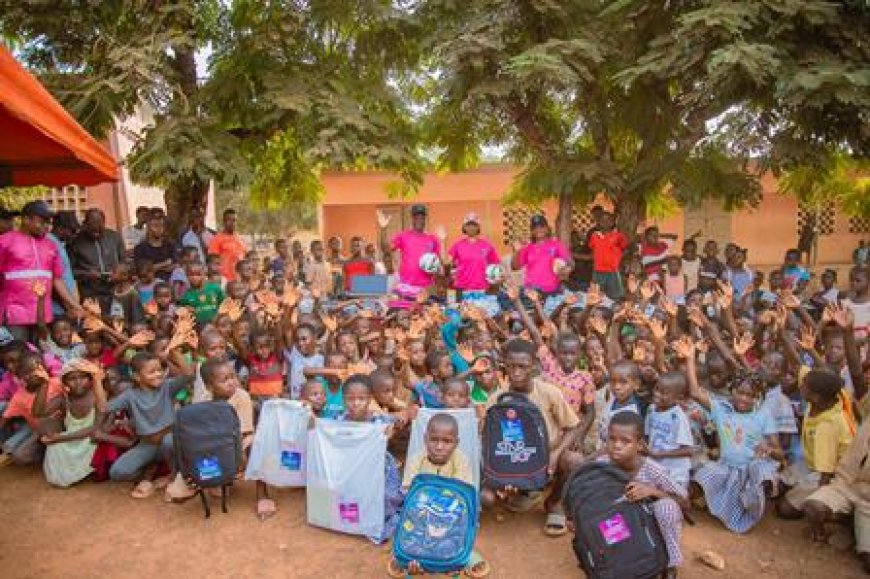 Les Warriors de la Charité offrent des kits scolaires et des cadeaux de Noël aux enfants de Kimoukro