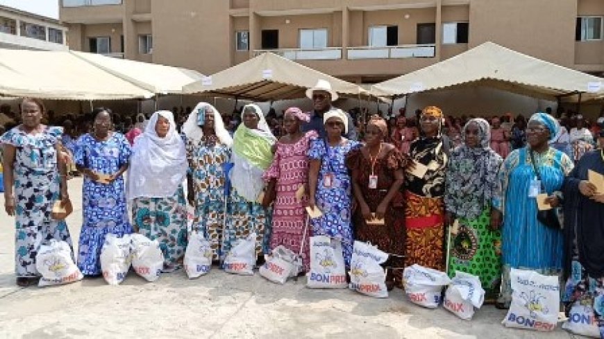 Distribution de kits alimentaires à 4 000 veuves d’Attécoubé : Le ministre Danho Paulin reconnaissant aux femmes