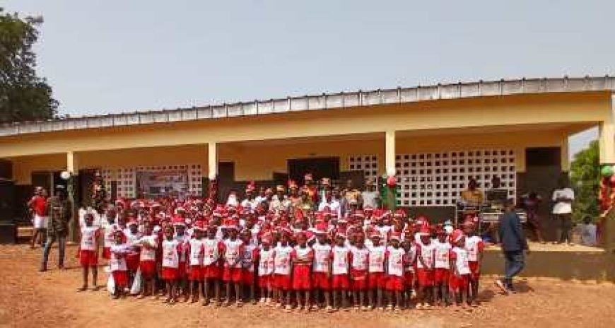 LE PÈRE NOËL VISITE LES ENFANTS DE DJANGOMENOU