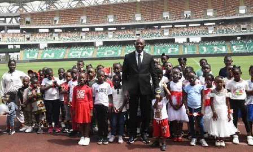 NOËL DES CHAMPIONS 2024 : LE MINISTRE ADJE SILAS METCH CÉLÈBRE NOËL AVEC LES TOUT-PETITS AU STADE ALASSANE OUATTARA D’EBIMPE