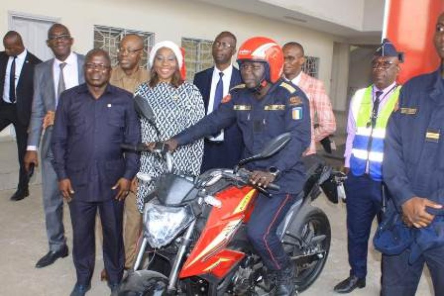 Abobo : Kandia Camara soutient les pompiers avec de nouveaux équipements