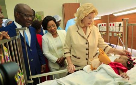 Hôpital Mère-Enfant de Bingerville : la Première Dame et le ministre de la Santé satisfaits du succès d'une opération chirurgicale de deux sœurs siamoises