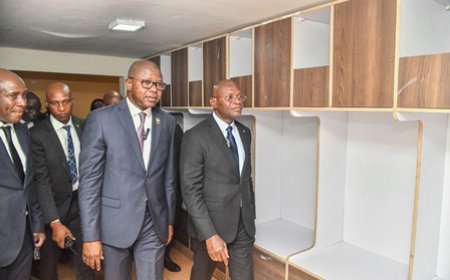 KOUMASSI : LE MINISTRE ADJE SILAS METCH VISITE DEUX COMPLEXES SPORTIFS