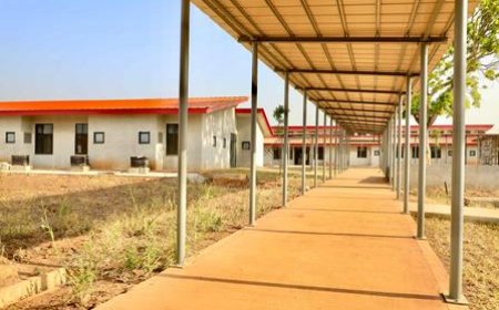 Le Vice-Président Tiémoko Meyliet Koné visite le chantier du futur CHR de Katiola