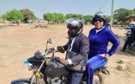 Séguéla : Sans véhicule de service, l'inspectrice d'enseignement primaire parcourt sa circonscription à moto