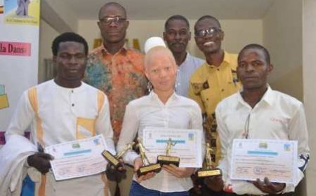 MERRY SING CHANTE POUR UNE ÉLECTION SANS PALABRES