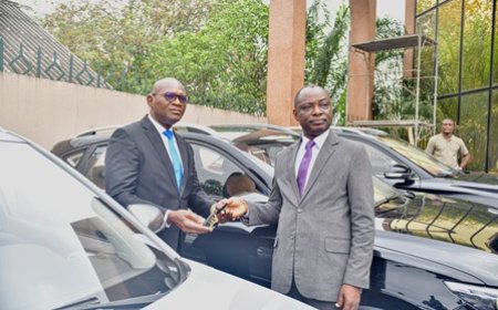 REMISE DE VÉHICULES DE SERVICE : SEPT AGENTS ONT REÇU CHACUN DES VOITURES NEUVES